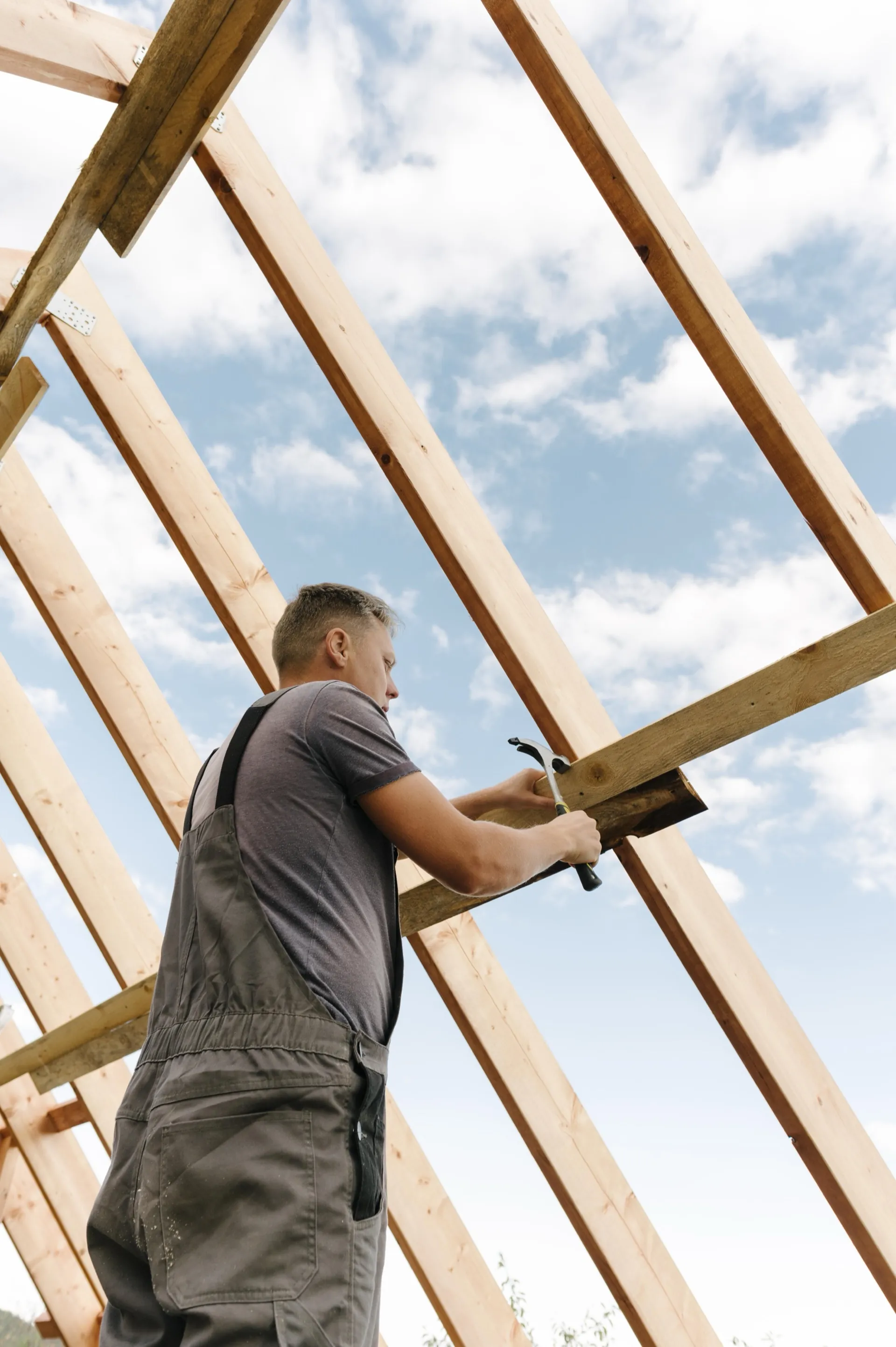 Zonnepanelen installateur op dak
