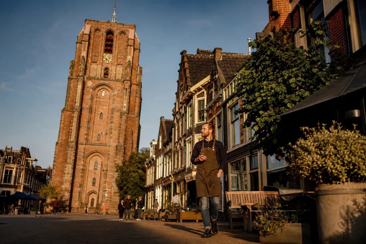 SEO-specialist optimaliseert de vindbaarheid van een Leeuwarder bedrijf in Google