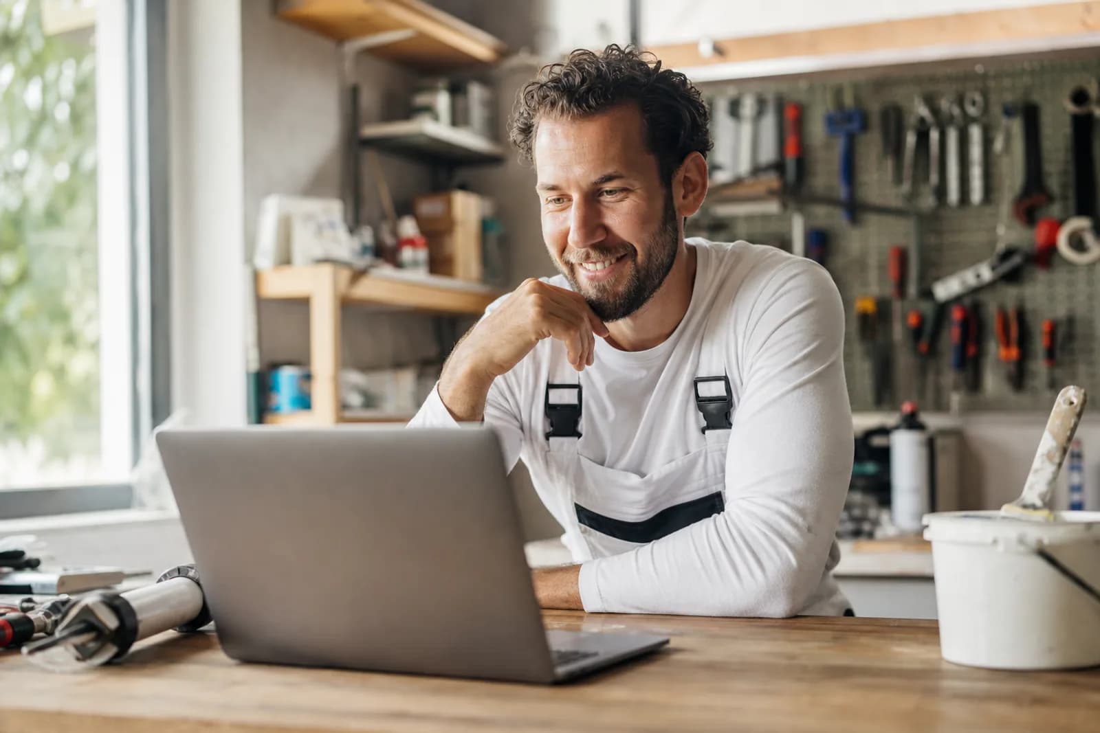Zelfstandige zzp'er werkt onafhankelijk van leadplatforms dankzij eigen website