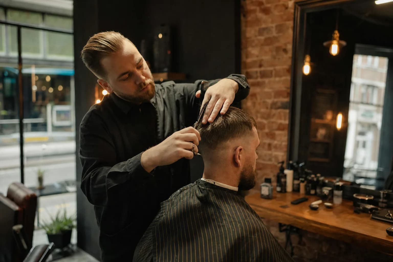 Barber knipt klant in moderne barbershop